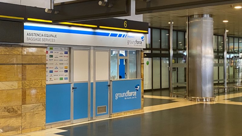 Treffpunkt für Ankünfte mit internationalen Flügen: vor dem blauen Schalter 6 Groundforce