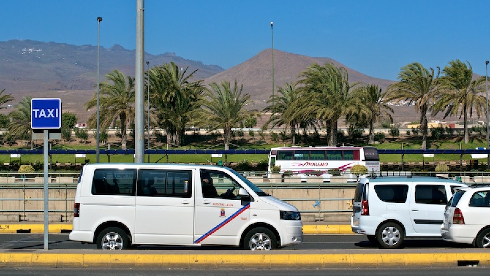Taxi auf Gran Canaria vor dem Flughafenterminal in Las Palmas