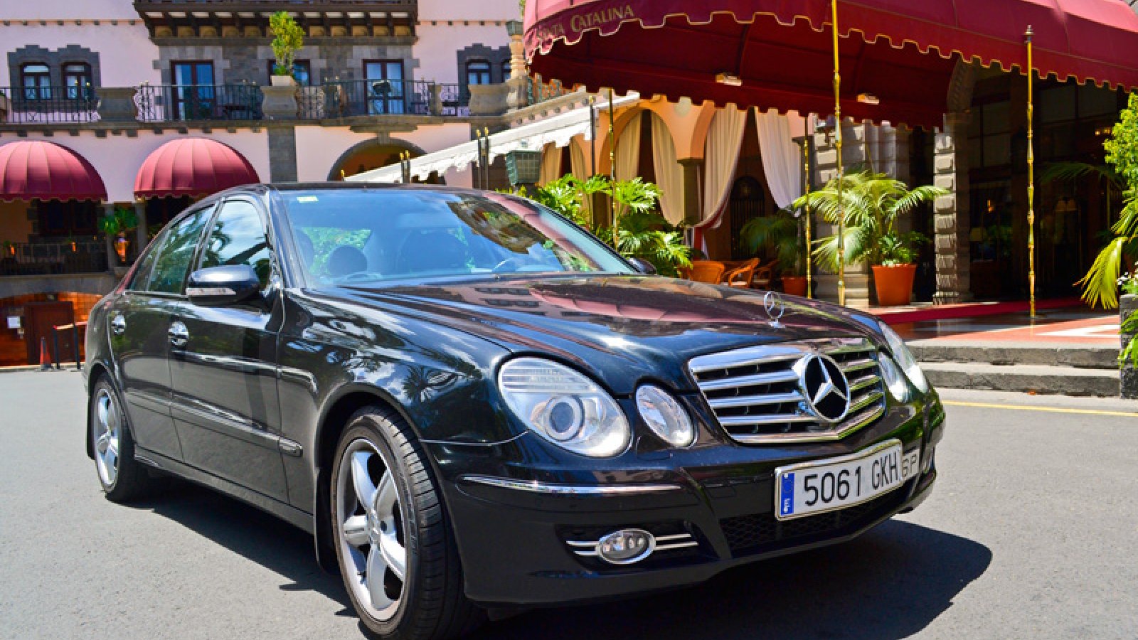 Fahrer von Las Palmas 24 Transfers mit Mercedes E-Klasse vor dem Ankunftsterminal des Flughafens Gran Canaria