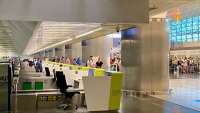 Reisende beim Einchecken im Abflugterminal des Flughafens Gran Canaria