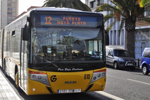 Gelber Bus von Guaguas Municipales in Las Palmas de Gran Canaria