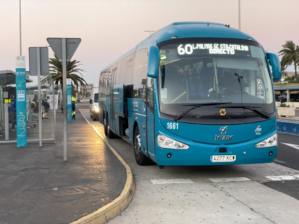 Blauer Guaguas-Global-Bus der Linie 60 auf dem Weg nach Las Palmas