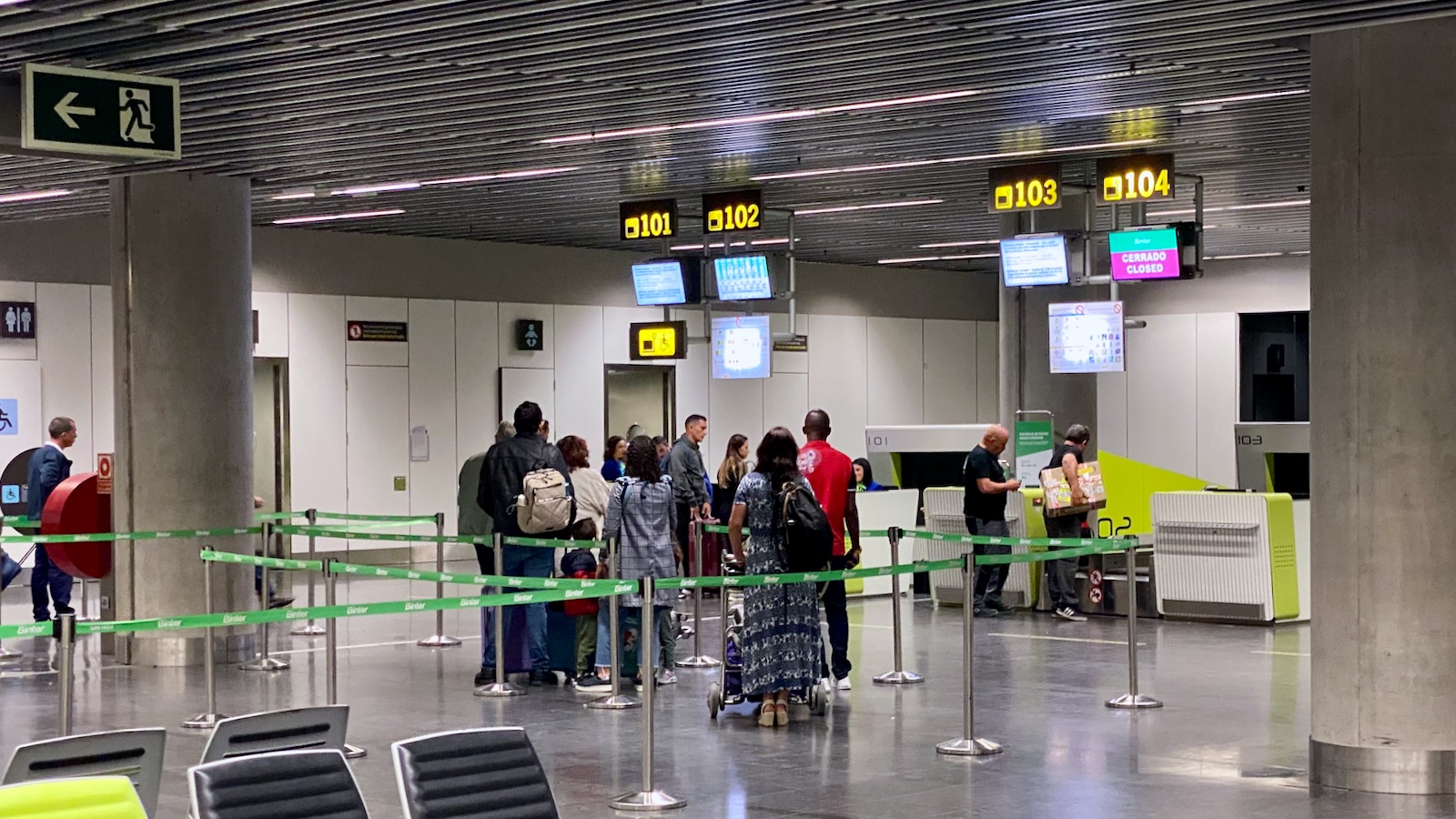 Startendes Ferienflugzeug am Flughafen Nürnberg mit Blick Richtung Gran Canaria